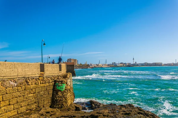 İspanyol şehri Cadiz 'deki San Sebastian şatosuna giden dar bir tuğla yol.