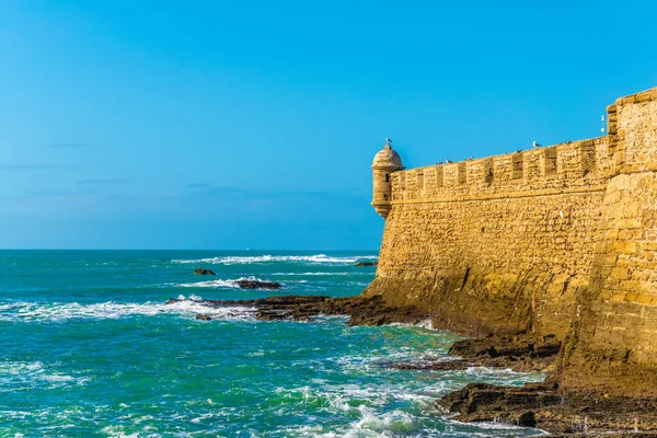 Cadiz, İspanya 'daki San Sebastian Kalesi' nin manzarası