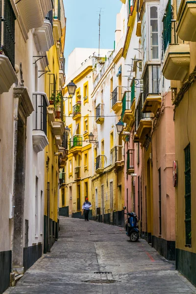 İspanyol Cadiz şehrinin tarihi merkezinde dar bir cadde