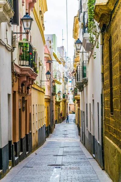 İspanyol Cadiz şehrinin tarihi merkezinde dar bir cadde
