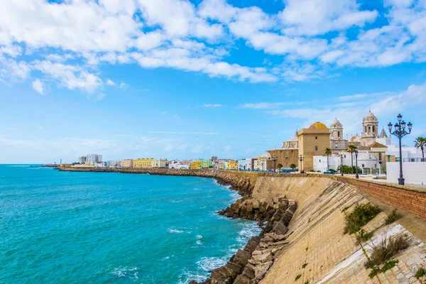 İspanya 'daki Cadiz manzarası. Yerel katedral de dahil.