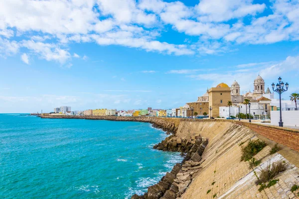İspanya 'daki Cadiz manzarası. Yerel katedral de dahil.
