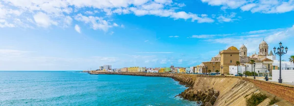 İspanya 'daki Cadiz manzarası. Yerel katedral de dahil.
