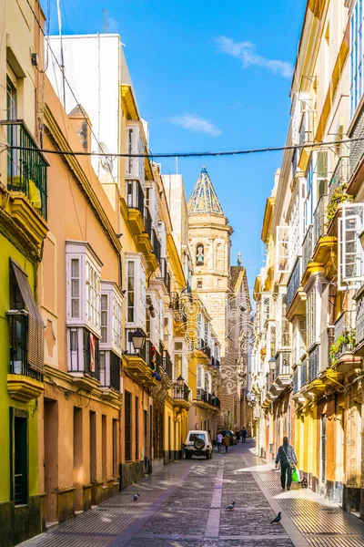 İspanyol Cadiz şehrinin tarihi merkezinde dar bir cadde