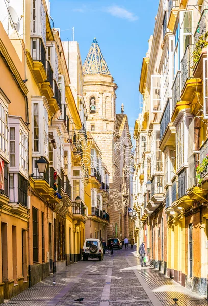 İspanyol Cadiz şehrinin tarihi merkezinde dar bir cadde