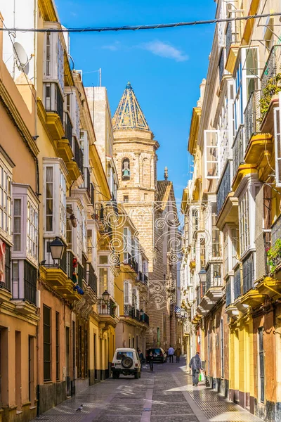 İspanyol Cadiz şehrinin tarihi merkezinde dar bir cadde