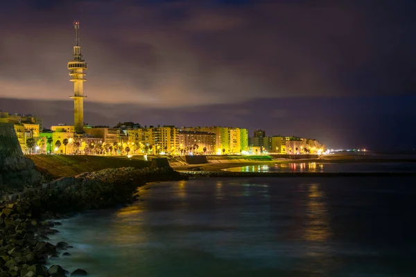 スペインの首都カディスのライトアップされた海辺の遊歩道の夜景 — ストック写真