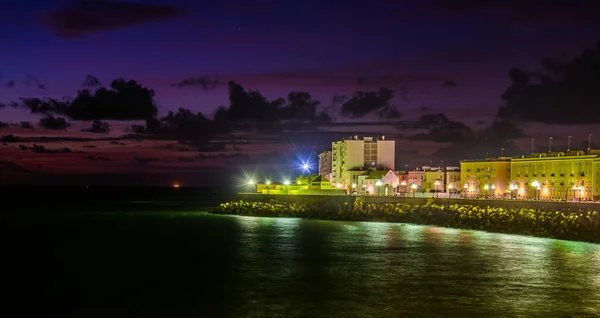 Vista Nocturna Del Paseo Marítimo Iluminado Ciudad Española Cádiz —  Fotos de Stock