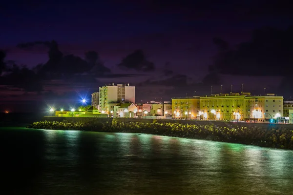 Vista Nocturna Del Paseo Marítimo Iluminado Ciudad Española Cádiz —  Fotos de Stock