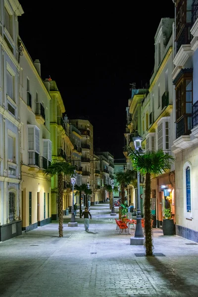 İspanyol şehri Cadiz 'in tarihi merkezinde dar bir caddenin gece görüşü