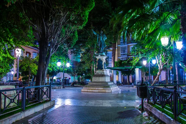 Spanya Nın Cadiz Kentindeki Plaza Candelaria Meydanı Ndaki Aydınlık Bir — Stok fotoğraf