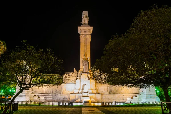 西班牙加的斯宪法纪念碑的夜景 — 图库照片