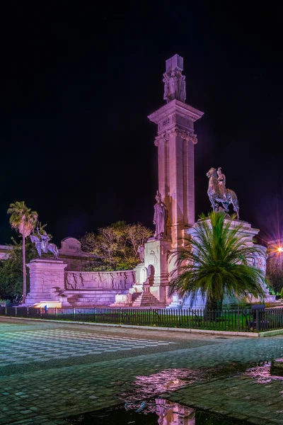 İspanya 'nın Cadiz kentindeki Anayasa Anıtı' nın Gece Görüşü