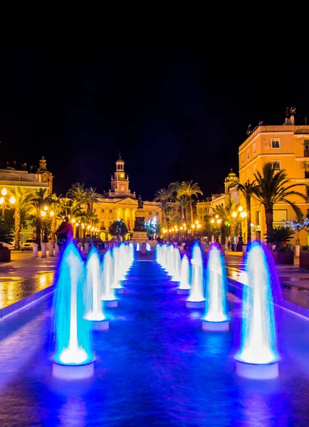 Cadiz 'de Aziz John Meydanı' ndaki bir çeşmenin gece görüşü. Arka planda belediye binası var.