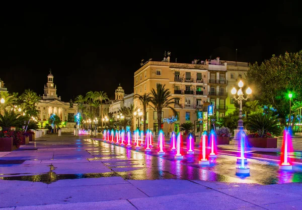 Cadiz 'de Aziz John Meydanı' ndaki bir çeşmenin gece görüşü. Arka planda belediye binası var.