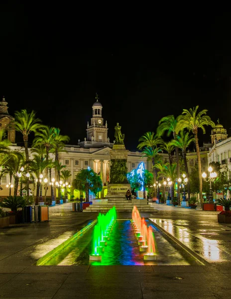 Cadiz 'de Aziz John Meydanı' ndaki bir çeşmenin gece görüşü. Arka planda belediye binası var.