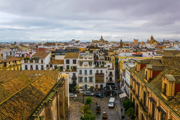 İspanya şehrinin havadan görünüşü Sevilla La Giralda Kulesi 'nin tepesinden alındı