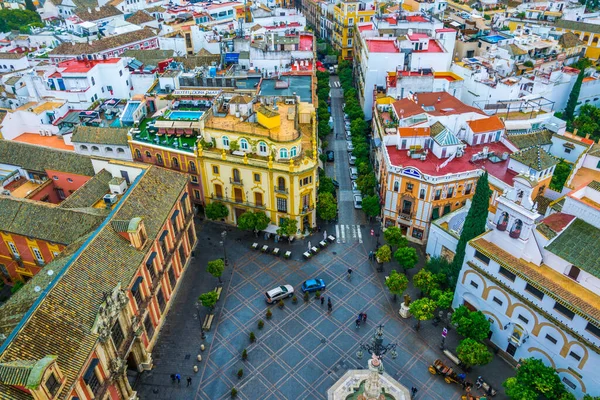 La Giralda Kulesi 'nin balkonundan Sevilla' daki Plaza de la Virgen 'in hava manzarası.