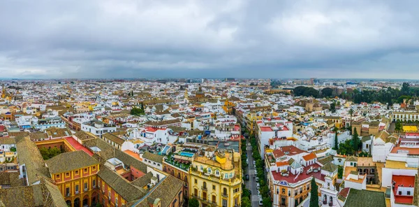 İspanya şehrinin havadan görünüşü Sevilla La Giralda Kulesi 'nin tepesinden alındı