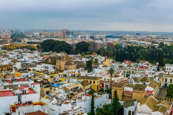 İspanya şehrinin havadan görünüşü Sevilla La Giralda Kulesi 'nin tepesinden alındı