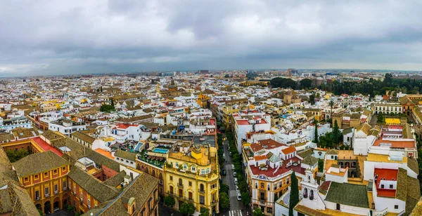 İspanya şehrinin havadan görünüşü Sevilla La Giralda Kulesi 'nin tepesinden alındı