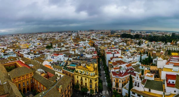 İspanya şehrinin havadan görünüşü Sevilla La Giralda Kulesi 'nin tepesinden alındı