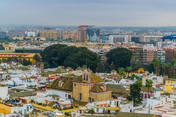 İspanya şehrinin havadan görünüşü Sevilla La Giralda Kulesi 'nin tepesinden alındı