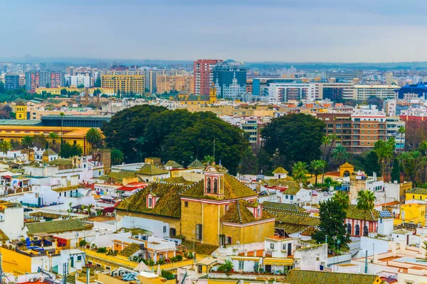 İspanya şehrinin havadan görünüşü Sevilla La Giralda Kulesi 'nin tepesinden alındı