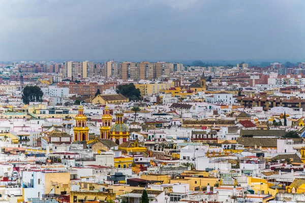 İspanya şehrinin havadan görünüşü Sevilla La Giralda Kulesi 'nin tepesinden alındı