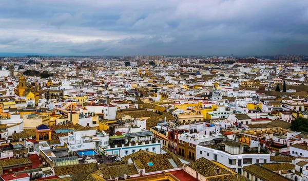 İspanya şehrinin havadan görünüşü Sevilla La Giralda Kulesi 'nin tepesinden alındı