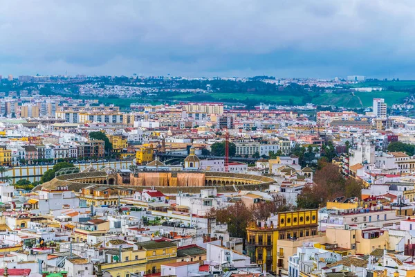 İspanya şehrinin havadan görünüşü Sevilla La Giralda Kulesi 'nin tepesinden alındı