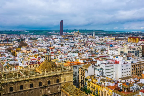 İspanya şehrinin havadan görünüşü Sevilla La Giralda Kulesi 'nin tepesinden alındı