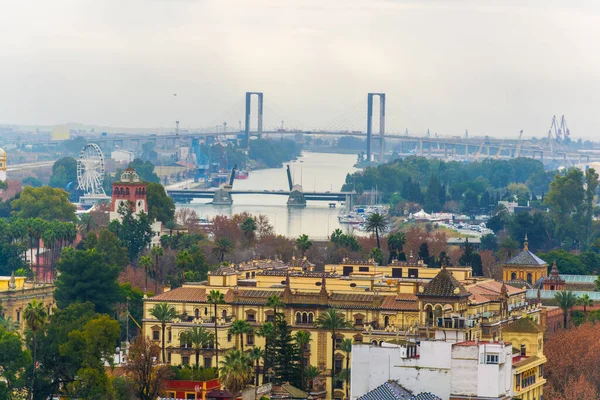 İspanya şehrinin havadan görünüşü Sevilla La Giralda Kulesi 'nin tepesinden alındı