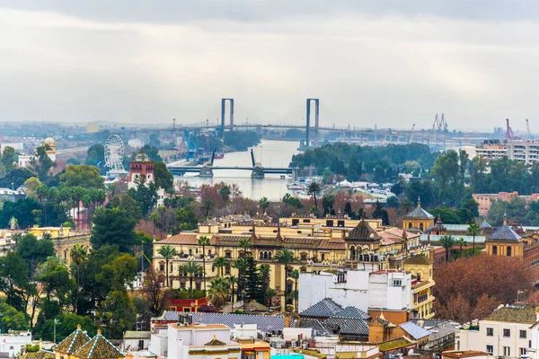 İspanya şehrinin havadan görünüşü Sevilla La Giralda Kulesi 'nin tepesinden alındı