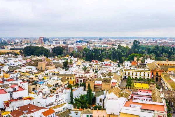 İspanya şehrinin havadan görünüşü Sevilla La Giralda Kulesi 'nin tepesinden alındı