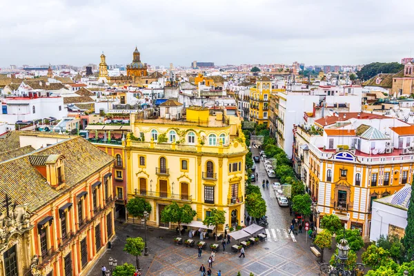 La Giralda Kulesi 'nin balkonundan Sevilla' daki Plaza de la Virgen 'in hava manzarası.