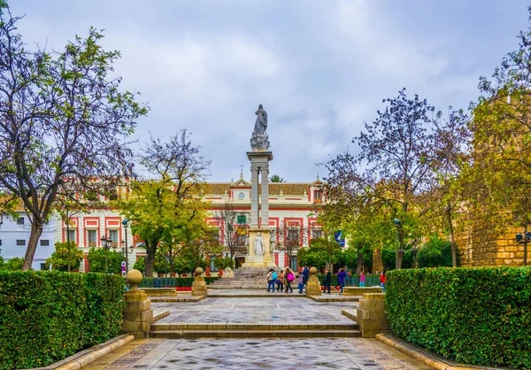 İspanya şehrindeki La Inmaculada heykeli. Katedral ile gerçek Alcazar Sarayı arasındaki Sevilla heykeli.