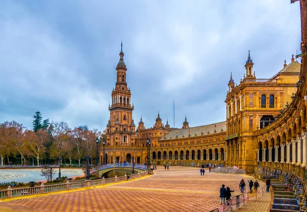 İspanya 'nın Sevilla şehrindeki Plaza de Espana