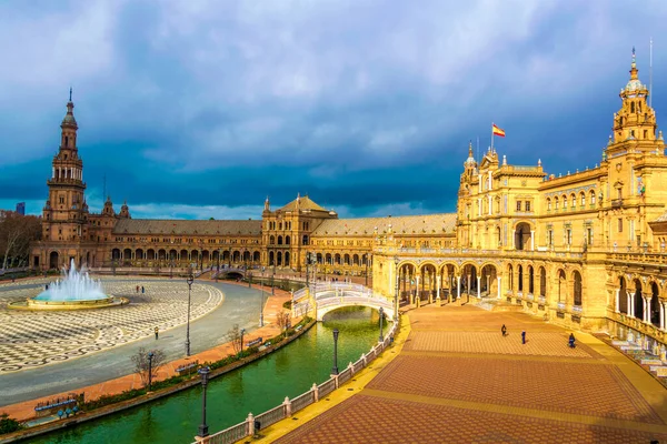 İspanya 'nın Sevilla şehrindeki Plaza de Espana