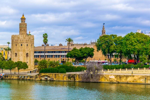 Altın Kule (Torre del Oro) Guadalquivir Nehri, Seville (Andalusia), İspanya.