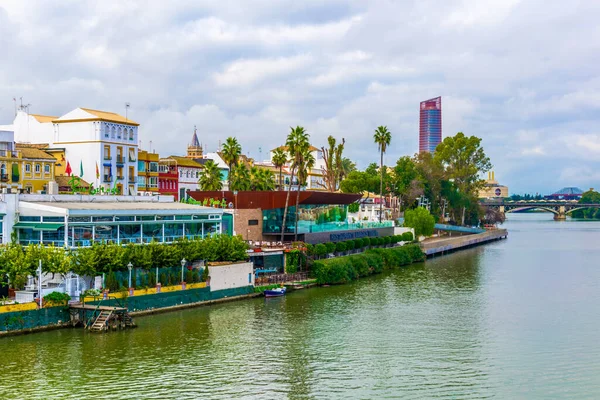 Sevilla 'daki Guadalquivir nehrinin manzarası