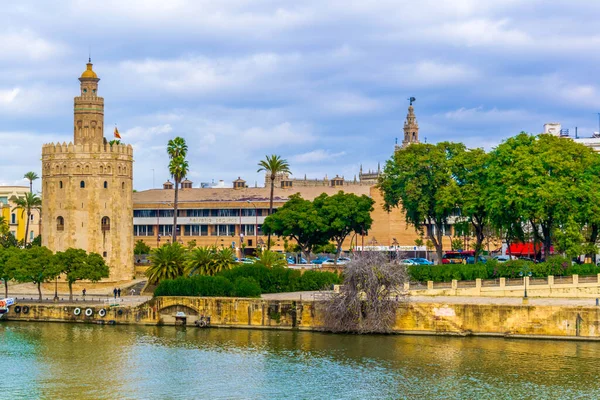 Altın Kule (Torre del Oro) Guadalquivir Nehri, Seville (Andalusia), İspanya.