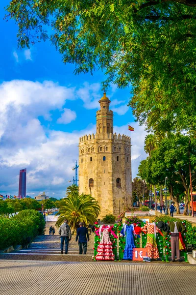 Altın Kule (Torre del Oro) Guadalquivir Nehri, Seville (Andalusia), İspanya.