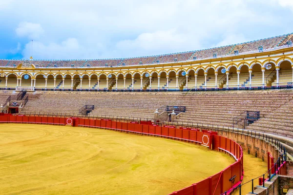 İspanya 'nın Sevilla şehrinde boğa güreşi meydanı, Toros de la Real Maestranza de Caballeria de Sevilla