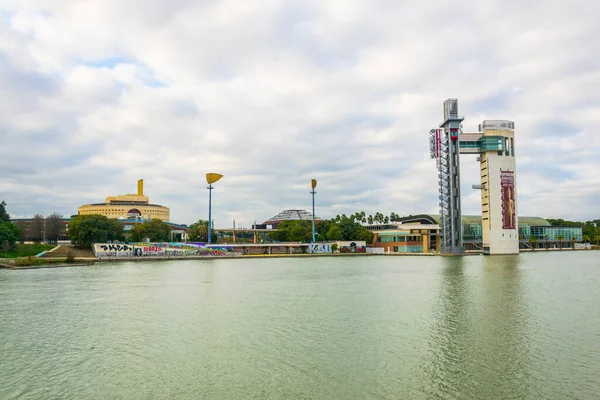 Sevilla 'daki Guadalquivir nehrinin manzarası