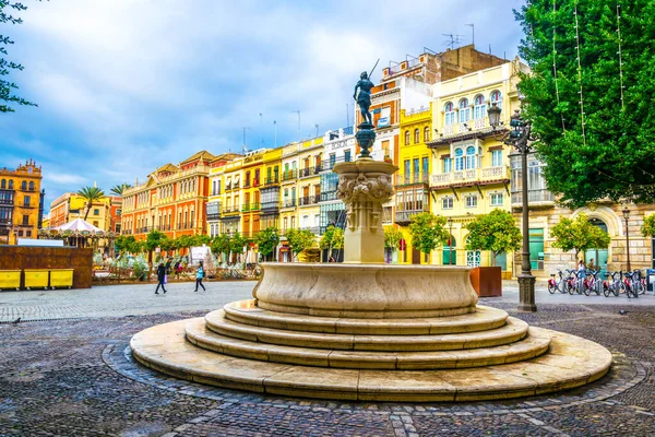 Sevilla 'daki belediye binasının önündeki San Francisco Meydanı' nda bir çeşme manzarası