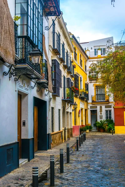 İspanyol şehri Sevilla 'nın merkezinde yer alan dar bir cadde.