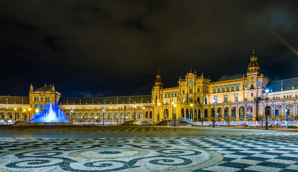 İspanyol şehri Sevilla 'daki Aydınlatılmış Plaza de Espana' nın gece görüşü