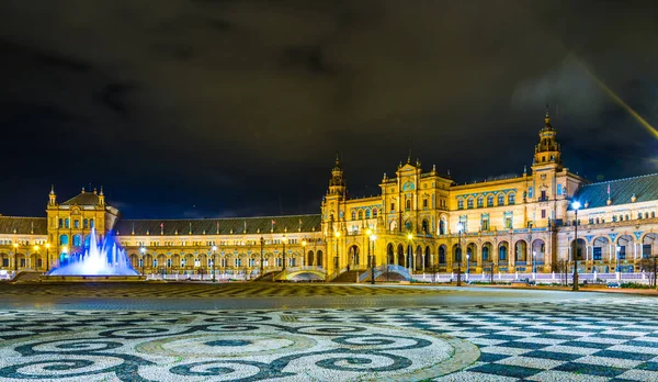 İspanyol şehri Sevilla 'daki Aydınlatılmış Plaza de Espana' nın gece görüşü