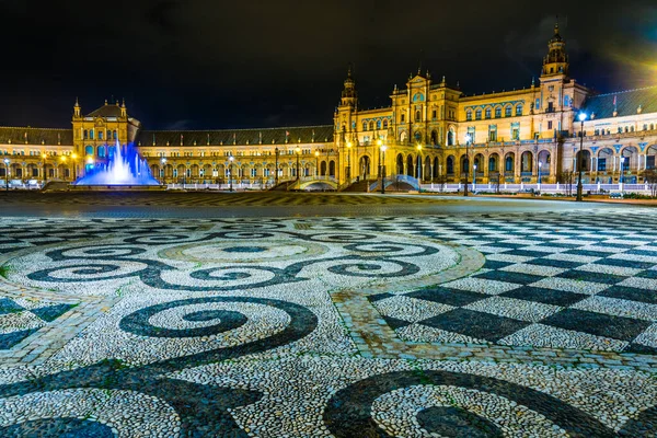 İspanyol şehri Sevilla 'daki Aydınlatılmış Plaza de Espana' nın gece görüşü